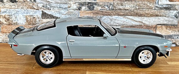 Chevrolet Camaro 1971 | Vintage Model Car | 1/18 Scale Model Car