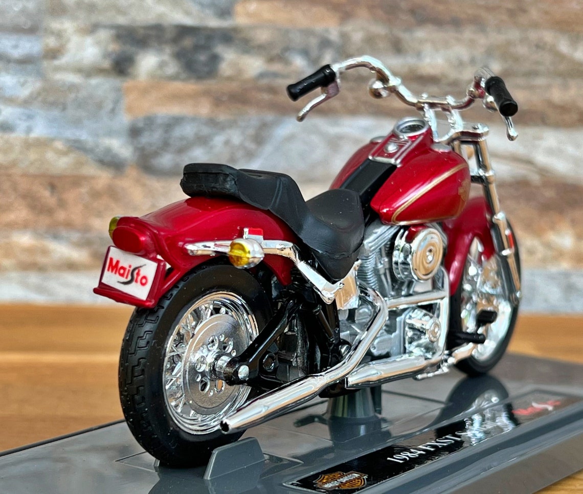 Modèle Réduit Harley-Davidson FXST Softail 1984 Maisto 1:18 - Édition 2022 - Boîte Fermée