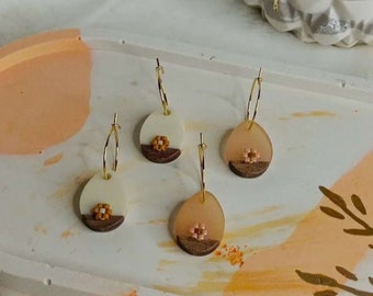 CREOLINE earrings - Two-tone resin egg with wood effect, miyuki and gold stainless steel hoops - vintage spirit - 80's style