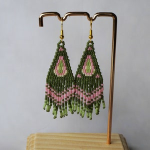 Folk-Ohrringe: Miyuki-Ohrringe mit olivfarbenen, rosa und grünen Fransen – Clips oder Ohrstecker – Boho-Geist