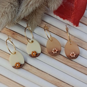CREOLINE hoop earrings - two-tone wood-effect resin pendant, miyuki and stainless steel hoops - vintage feel - 80&#39;s style