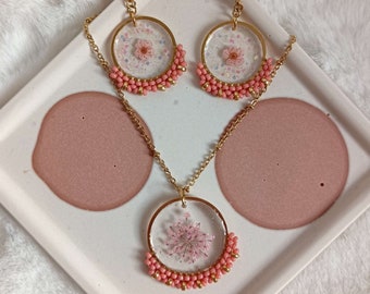 Necklace and earrings with dried rose flowers, resin and pearls - gold stainless steel - unique women's gift, artisanal jewelry for her