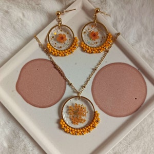 Necklace and earrings dried orange-yellow flowers, resin and pearls - gold stainless steel - unique women&#39;s gift, artisanal jewelry for her