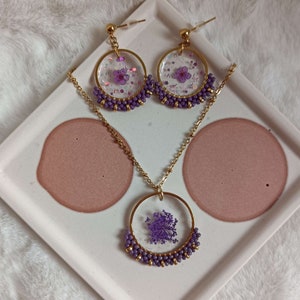 Necklace and earrings with purple dried flowers, resin and pearls - gold stainless steel - unique women&#39;s gift, artisanal jewelry for her