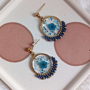 Necklace and earrings with blue dried flowers, resin and pearls - gold stainless steel - unique women&#39;s gift, artisanal jewelry for her
