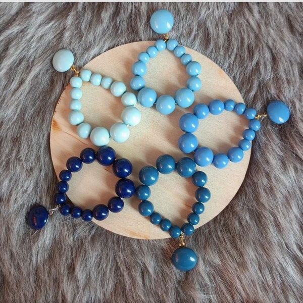 Boucles d'oreilles JULIE, Créoles en perles résine bleu clair ou foncé, bleu canard ou vert d'eau - esprit vintage - créoles perles bleues