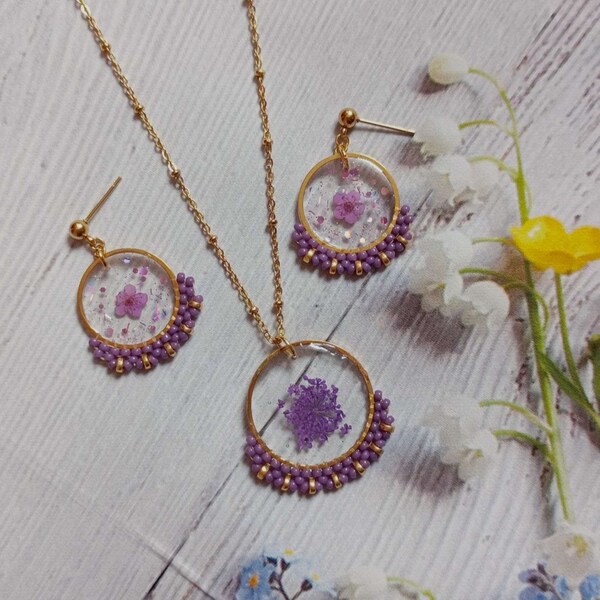 Necklace and earrings with purple dried flowers, resin and pearls - golden stainless steel - unique woman gift, handcrafted jewel for her