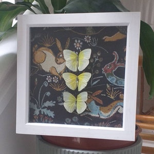 Cornice farfalla con tre farfalle gialle e carta arazzo vintage per bambini