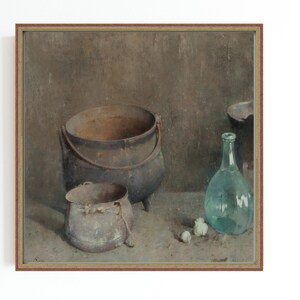 Könnte beinhalten: Ein Stillleben, das eine rustikale Küchenszene mit drei Metalltöpfen, einer Glasflasche und einigen weißen Gegenständen auf braunem Hintergrund zeigt.