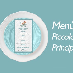 Può includere: Un biglietto del menu per un battesimo, con un'illustrazione di cartoni animati e testo in italiano. Il biglietto è posto su un piatto azzurro, sopra un piatto bianco, su uno sfondo verde acqua. Il menu è intitolato "Menù Piccolo Principe".