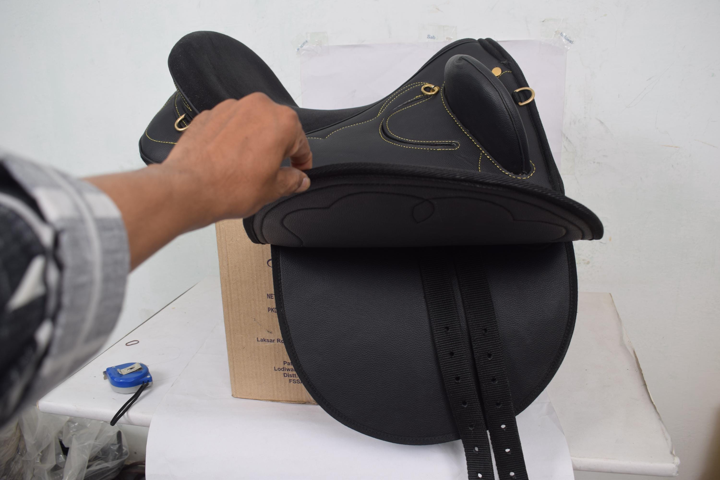 Selle Cheval Australienne – Daïm Synthétique – Taille 14 à 19 Pouces – Neuf