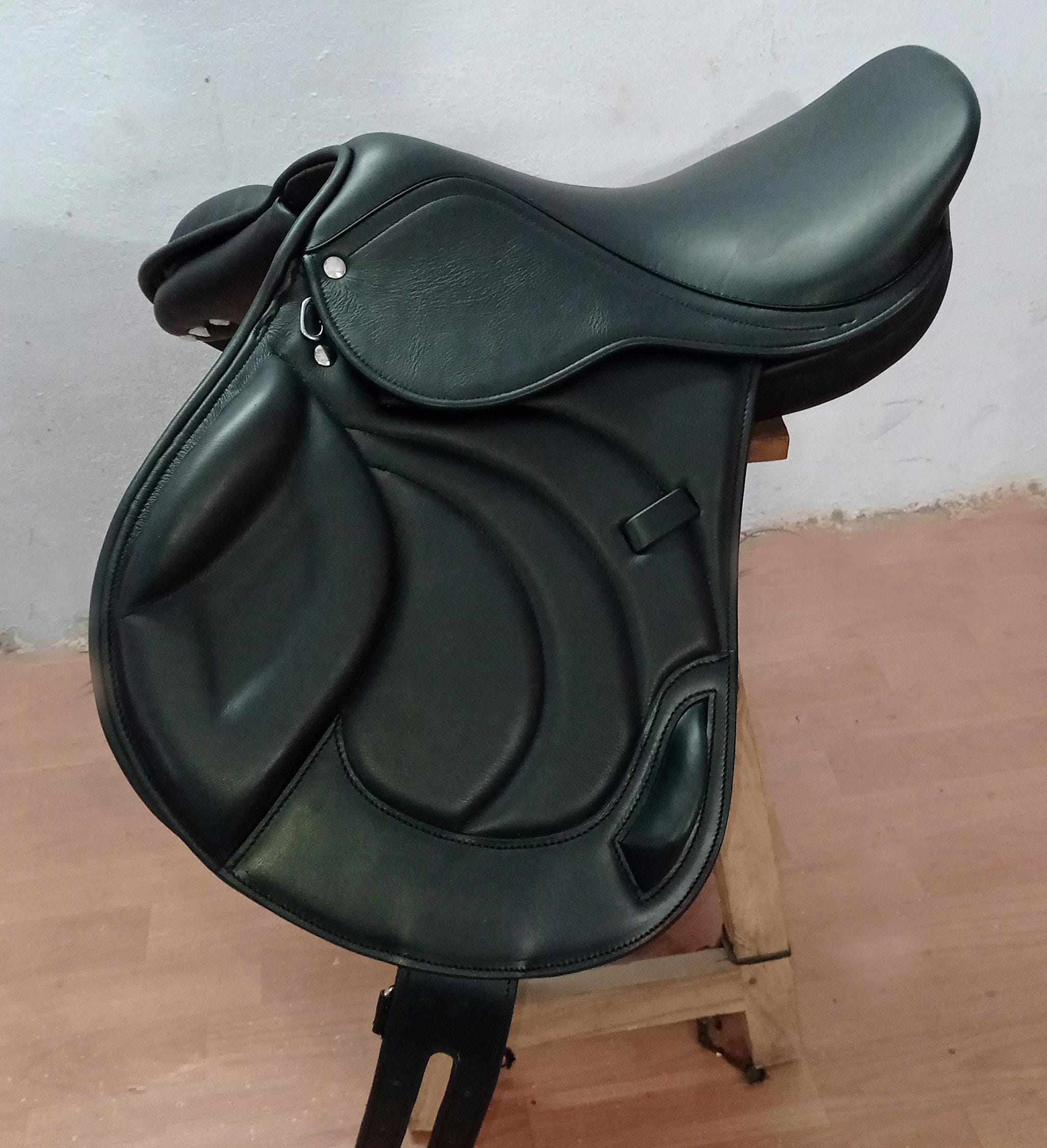 Manaal Enterprises Selle de cheval en cuir de qualité supérieure - Pour cheval anglais - Taille 35,6 cm à 45,7 cm - Siège disponible (siège de 35,6 cm