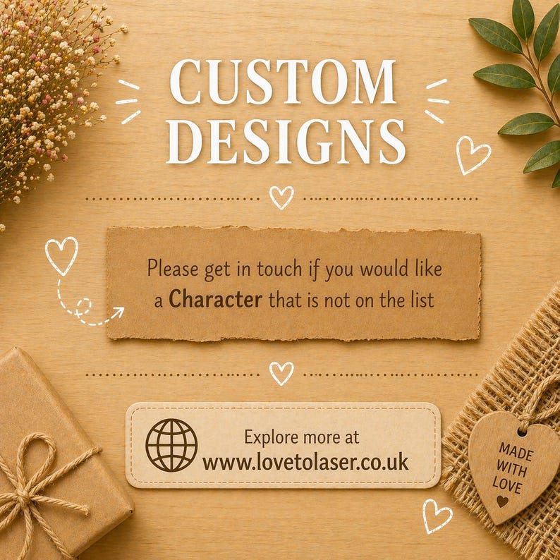 Puede incluir: Fondo de madera con el texto "CUSTOM DESIGNS". Una pancarta de papel marr&oacute;n dice "Please get in touch if you would like a Character that is not on the list." Tambi&eacute;n se ven una peque&ntilde;a caja de regalo y una etiqueta en forma de coraz&oacute;n.