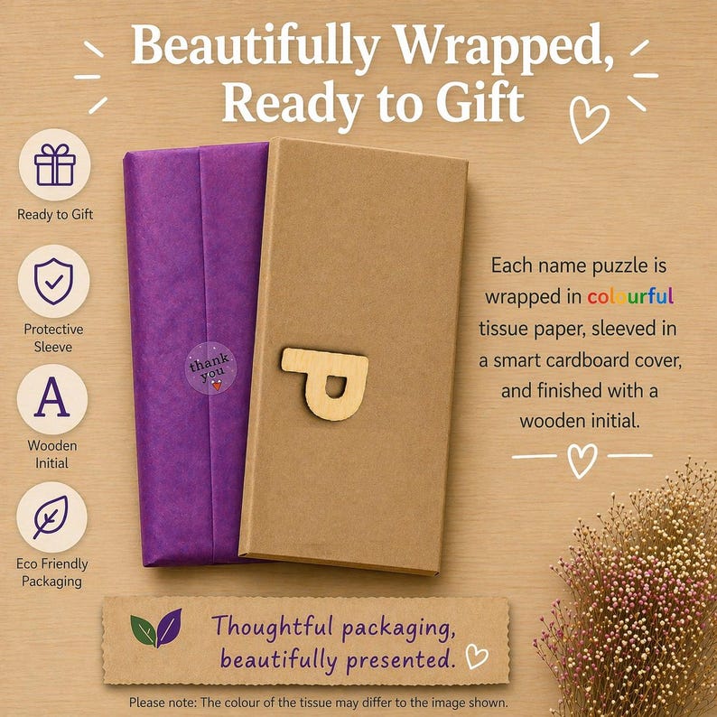 Puede incluir: Un paquete de regalo con papel de seda morado y una caja de cart&oacute;n marr&oacute;n, con una inicial de madera. El texto dice "Beautifully Wrapped, Ready to Gift" y "Thoughtful packaging, beautifully presented."