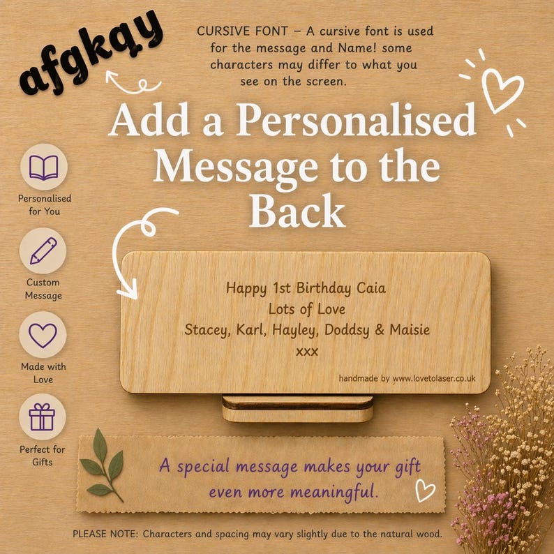 Puede incluir: Placa de madera con un mensaje personalizado, incluyendo el texto "Happy 1st Birthday Caia". La placa es de color marr&oacute;n claro con un soporte de madera. La imagen tambi&eacute;n incluye el texto "Add a Personalised Message to the Back."