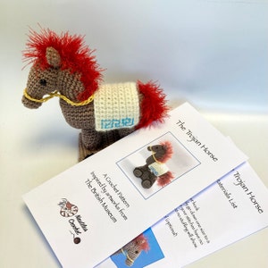Puede incluir: Un patrón de crochet para un Caballo de Troya inspirado en obras de arte del Museo Británico. El patrón incluye instrucciones y una lista de materiales.