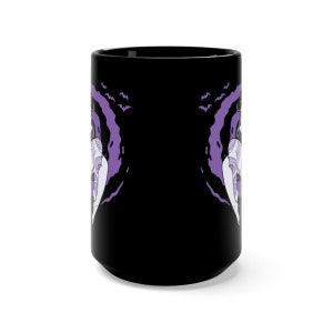 K&ouml;nnte beinhalten: Schwarze Kaffeetasse mit einer lila und wei&szlig;en Illustration einer Frau mit Flederm&auml;usen, die um sie herum fliegen. Die Frau tr&auml;gt eine Krone und ein langes, flie&szlig;endes Kleid.