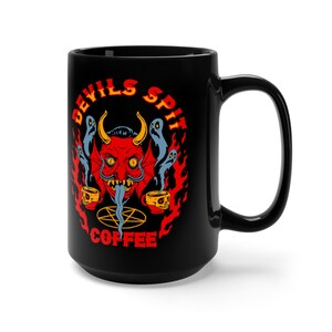 以下が含まれることがあります： 悪魔と五芒星、そして「Devil's Spit Coffee」という文字が描かれた、赤、黄、青のイラストが施された黒いセラミック製のコーヒーカップです。