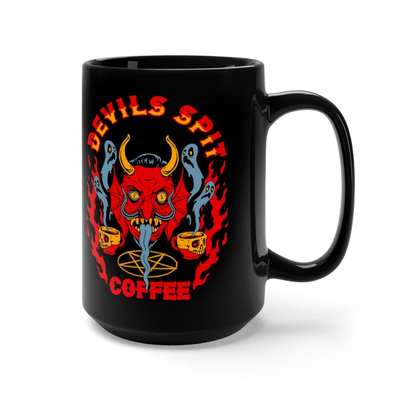 以下が含まれることがあります： 悪魔と五芒星、そして「Devil's Spit Coffee」という文字が描かれた、赤、黄、青のイラストが施された黒いセラミック製のコーヒーカップです。
