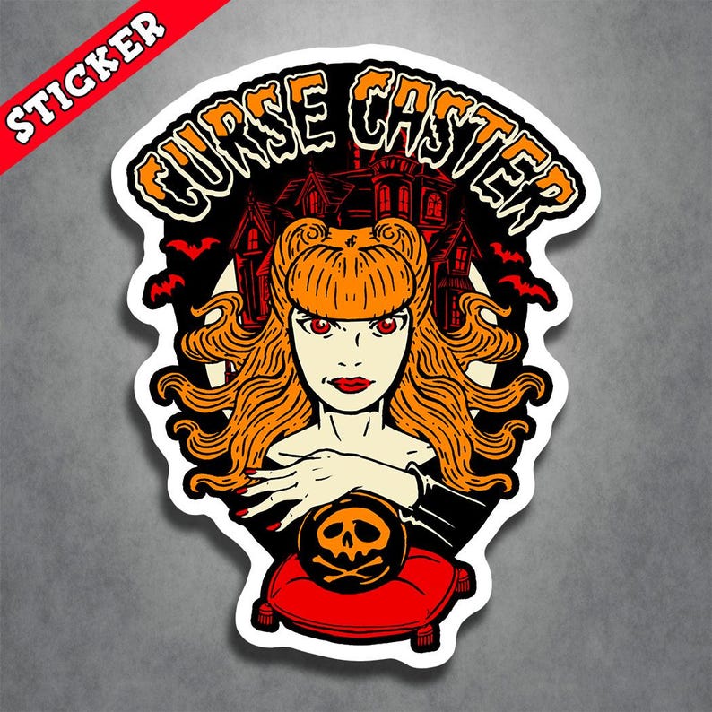 Op de afbeelding: Een sticker met een cartoonillustratie van een vrouw met rood haar en een zwarte jurk, die een kristallen bol met een schedel en gekruiste beenderen vasthoudt. De tekst "Curse Caster" staat in een gestileerd lettertype rond de vrouw en een spookhuis.
