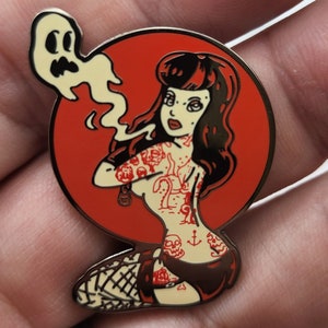 Pin de esmalte duro de chica pin-up, chica gótica rockabilly burlesca con medias de rejilla, pin de coleccionista para fans del terror clásico psicobilly.