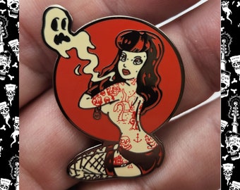 Pin-up Girl z twardą emalią, Burleskowa dziewczyna rockabilly gotycka w pończochach z siateczki, Psychobilly klasyczny horror kolekcjonerski pin-up fan