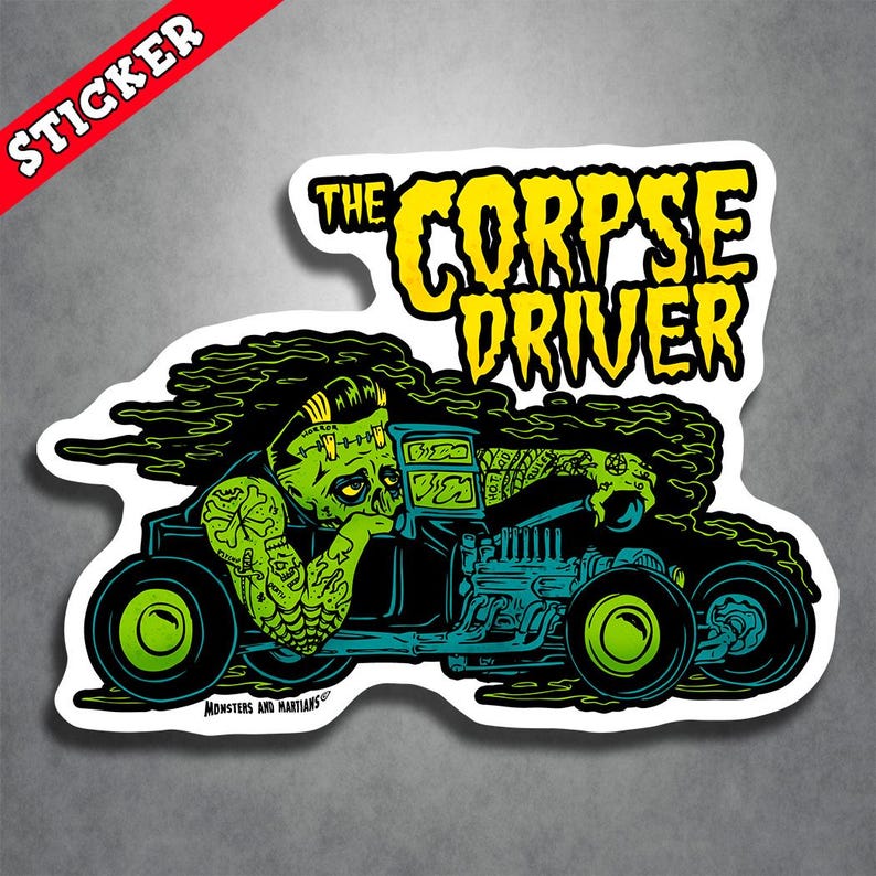 Może przedstawiać: Zielono-ż&oacute;łta naklejka z tekstem "The Corpse Driver" i kresk&oacute;wkowym obrazkiem zielonego potwora prowadzącego hot roda.