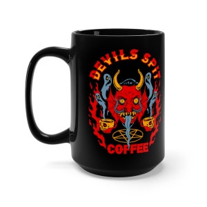 以下が含まれることがあります： 赤い悪魔のイラストと「Devil's Spit Coffee」の文字が書かれた黒いセラミック製のコーヒーカップです。