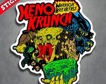 Peut inclure: Un autocollant découpé présentant une illustration colorée avec le texte XENO KRUNCH WARRIOR BREAKFAST. Le motif représente une créature jaune à la bouche grande ouverte, un alien bleu et un crâne, entourant un bol de céréales vertes.