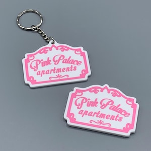 Porte-clés ou aimant décoratif pour appartements Pink Palace inspirés de Coraline