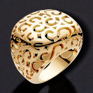 Pode incluir: Um anel dourado com um intrincado design vazado. O anel apresenta uma forma arredondada com uma série de recortes em espiral e geométricos, criando um padrão delicado e ornamentado. O anel está sobre um fundo escuro.