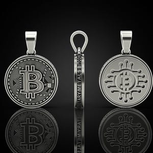 Puede incluir: Colgante de Bitcoin plateado con un diseño detallado de placa de circuito alrededor del símbolo de Bitcoin. El colgante se muestra desde múltiples ángulos, incluida una vista lateral con el texto "MONETARY METALS BITCOIN".