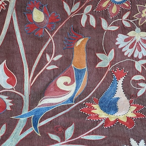 Lange Handgemachte Bettdecke, Seidenstickerei Suzani Tischläufer, Gestepptes Blumen Tuch für Tisch, Vogel Motiv Usbekischer Stoff, Vintage Lila Bezug