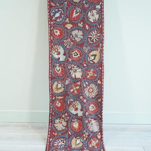 Seidenstickerei Lila Suzani Tischläufer, Vintage Wandbehang, Handgefertigter Boho Antiker Läufer für Tisch, Florales Rechteck Tuch