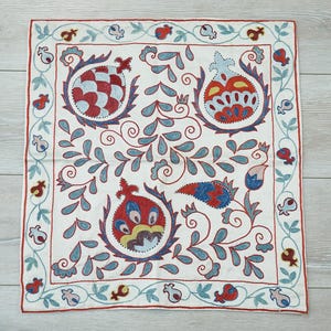 Seidenstickerei Suzani Tischdecke, Leinen Tagesdecke, Bunt gewebter Läufer, Gesteppter Tischläufer, Vintage Gobelin mit Granatapfelmotiv