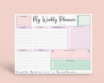 Op de afbeelding: Een printbare weekplanner met secties voor prioriteit, maandag tot en met vrijdag, to-do lijst, niet vergeten en volgende week. De planner heeft een roze en groene kleurschema.
