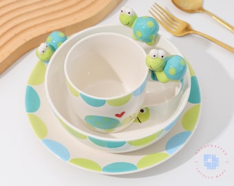 Handgemaakte keramische schildpadservies: bord, kom en beker voor kinderen