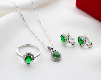 Conjunto de joyería de plata de ley con esmeraldas: collar, anillo y pendientes verdes.