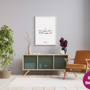 Könnte beinhalten: Ein druckbarer digitaler Download eines minimalistischen Posters mit einer schwarz-weißen Morsecode-Darstellung des Satzes "Ich liebe dich". Das Poster ist gerahmt und an einer Wand in einem Wohnzimmer angebracht.