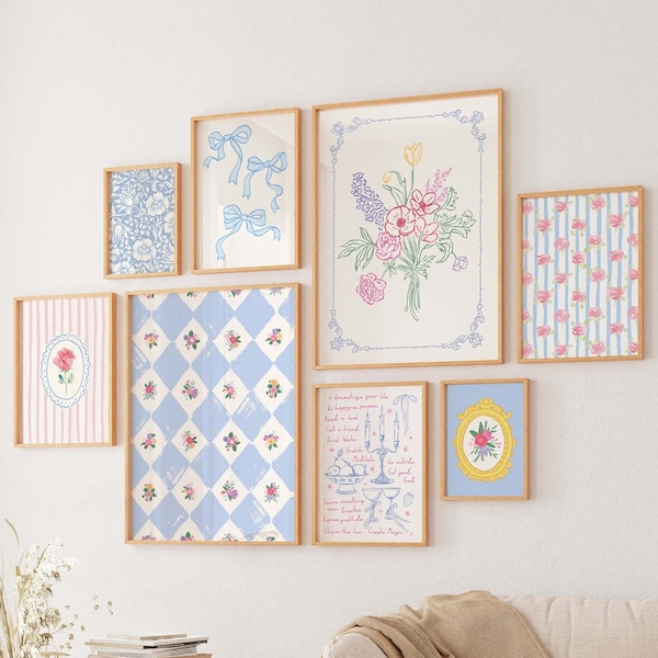 Puede incluir: Una pared de galería con nueve impresiones enmarcadas que presentan patrones florales, un patrón a cuadros y un ramo de flores. Los marcos son todos de madera clara y tienen un diseño simple.