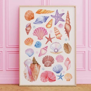 Puede incluir: Una ilustración de acuarela de conchas marinas y estrellas de mar en varios colores y formas, incluyendo rosa, morado, naranja y marrón. La ilustración está enmarcada y lista para colgar.