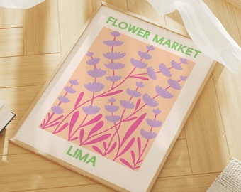 Könnte beinhalten: Ein gerahmter Druck mit rosa Hintergrund und einem floralen Design. Die Blumen sind lila und rosa und der Text "FLOWER MARKET" und "LIMA" ist in grün gedruckt.