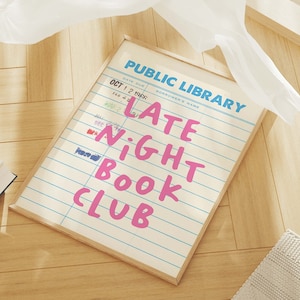Late Night Book Club Print, digitale Kunst Download, niedliche Buch Nook Dekor, trendige Lese Poster, Buch-Liebhaber-Geschenk Wandkunst, Bibliothek Ausweis Kunst