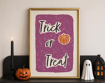 以下が含まれることがあります： 紫色のテクスチャ背景に、黒の手書き風フォントで「Trick or Treat」の文字と小さなオレンジ色のカボチャのイラストが描かれた額入りアートプリント。ゴールドのフレームに入れられ、黒い棚の上に飾られている。