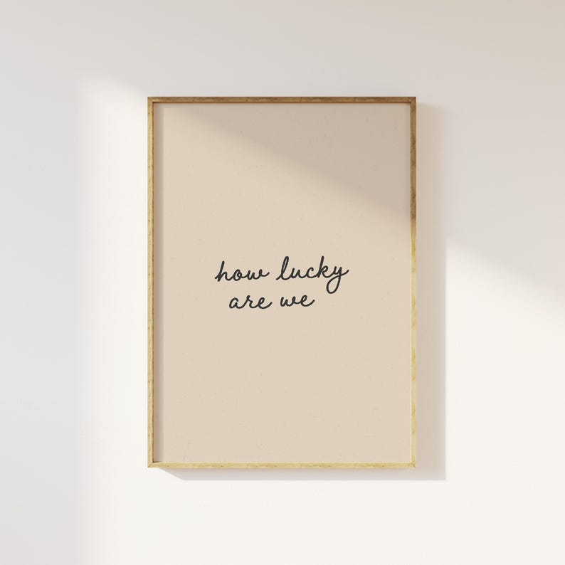 Lámina decorativa con la frase «¡Qué suerte tenemos!», arte minimalista con cita inspiradora para la pared, descarga digital. imagen 9