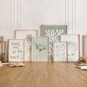 Puede incluir: Una colecci&oacute;n de l&aacute;minas enmarcadas con ilustraciones de tem&aacute;tica playera. Las l&aacute;minas presentan im&aacute;genes de palmeras, conchas marinas y el texto "meet me at the beach". La paleta de colores incluye tonos verdes y beige.
