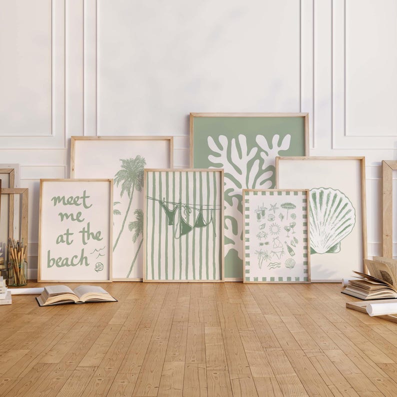 Puede incluir: Una colecci&oacute;n de l&aacute;minas enmarcadas con ilustraciones de tem&aacute;tica playera. Las l&aacute;minas presentan im&aacute;genes de palmeras, conchas marinas y el texto "meet me at the beach". La paleta de colores incluye tonos verdes y beige.
