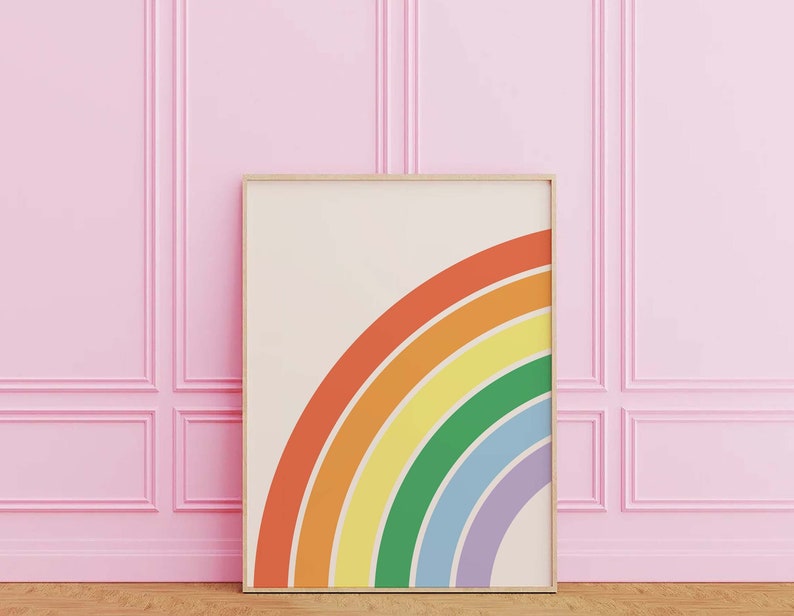 Peut inclure: Une impression encadr&eacute;e d'un arc-en-ciel sur fond blanc. L'arc-en-ciel est compos&eacute; de bandes rouges, orange, jaunes, vertes, bleues et violettes.