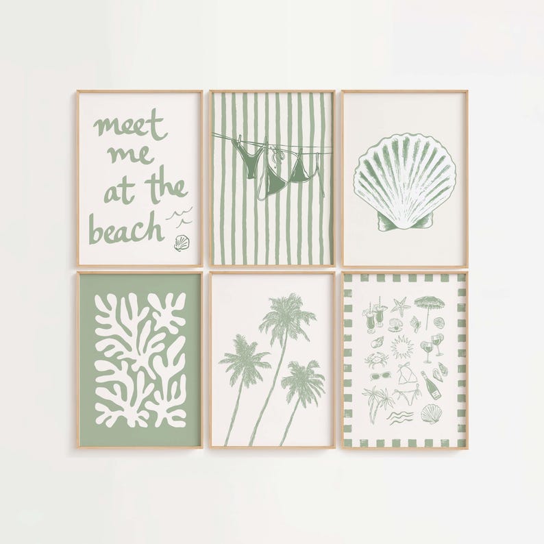 Puede incluir: Seis impresiones art&iacute;sticas enmarcadas con tem&aacute;tica de playa. Las impresiones presentan ilustraciones de una concha, palmeras, un bikini y el texto "meet me at the beach". La paleta de colores es verde claro y blanco, con marcos de madera.