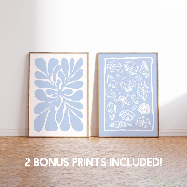 Pode incluir: Duas impress&otilde;es emolduradas com fundo azul claro e ilustra&ccedil;&otilde;es brancas. A impress&atilde;o &agrave; esquerda apresenta um design floral estilizado. A impress&atilde;o &agrave; direita apresenta uma cole&ccedil;&atilde;o de conchas.